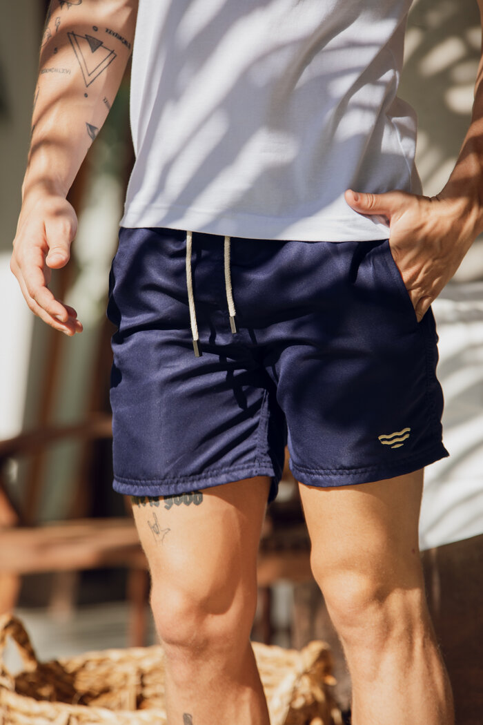 Detalhe do short liso VistaOka na cor Deep Blue