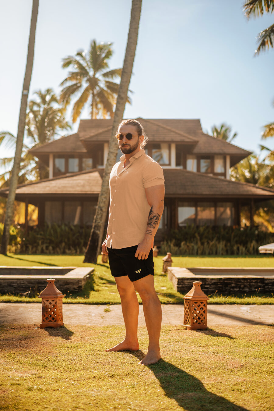 Modelo usando short VistaOka em resort